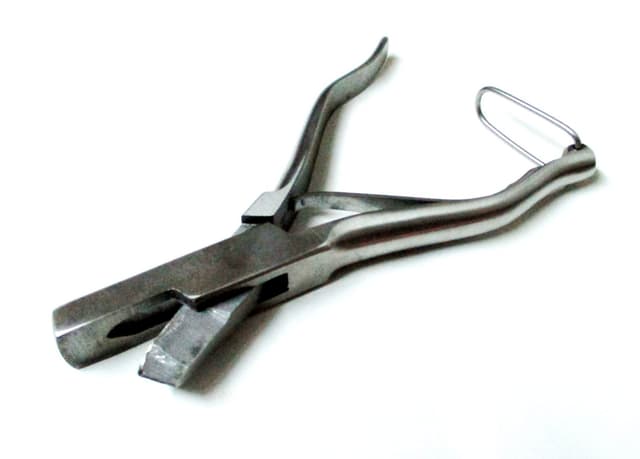 v-shaped-ear-notcher